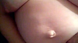 Tinas těhotný břicho je pokryté spermatem