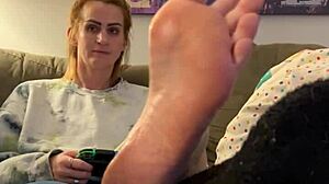 Sexy Gamer-Girl bekommt ihre Füße von einer reifen Frau massiert und angebetet