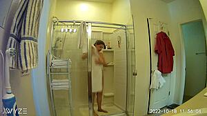 גברים זקנים מתרגזים מהמשחק במקלחת של Lia1616 בסביבה גותית