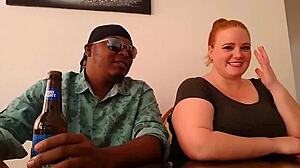 Mezirasový trojček s Julie Ginger v HD porno videu