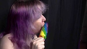 Candi Ravens komiske opptreden i en hjemmelaget video