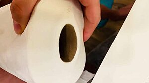 Masturbasi dengan tissue roll di kamar mandi