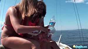 Anastasiya tager roret på en yacht fyldt med russiske lesbiske