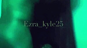 Kulturystka Ezra Kyle zostaje ruchana w dupę przez sissy femboya w łazience