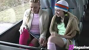 Dwie szczupłe dziewczyny oddają się zabawie z lizaniem majtek