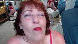 Amerikanske rødhårede Dawnskye viser frem sitt vakre ansikt og kurvede kropp
