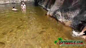 Namorada exótica fica molhada e selvagem em um filme completo em cachoeira