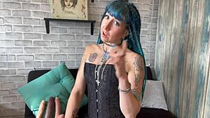 Bucură-te de o întâlnire BDSM cu corset cu o supereroină tatuată