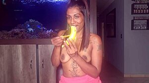 बड़े स्तन वाली भारतीय महिला एकल वीडियो में केले पर अपने स्तनों को सहलाकर और मुख मैथुन करके खुद को आनंदित करती है।