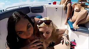Mladé ženy majú sex na motorovom člne na verejnosti