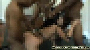 En fræk brunette bliver domineret af en sort monsterpik