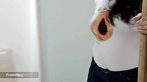 Eine kolumbianische Amateurin wird von ihrem Nachbarn mit heißem Arschlecken bestraft