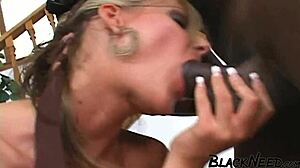 Prsnatá blondínka dáva svoj prvý deepthroat dobre vybavenému černochovi