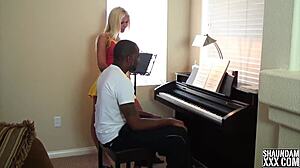 Amatérský pár se zlobí během hodiny klavíru